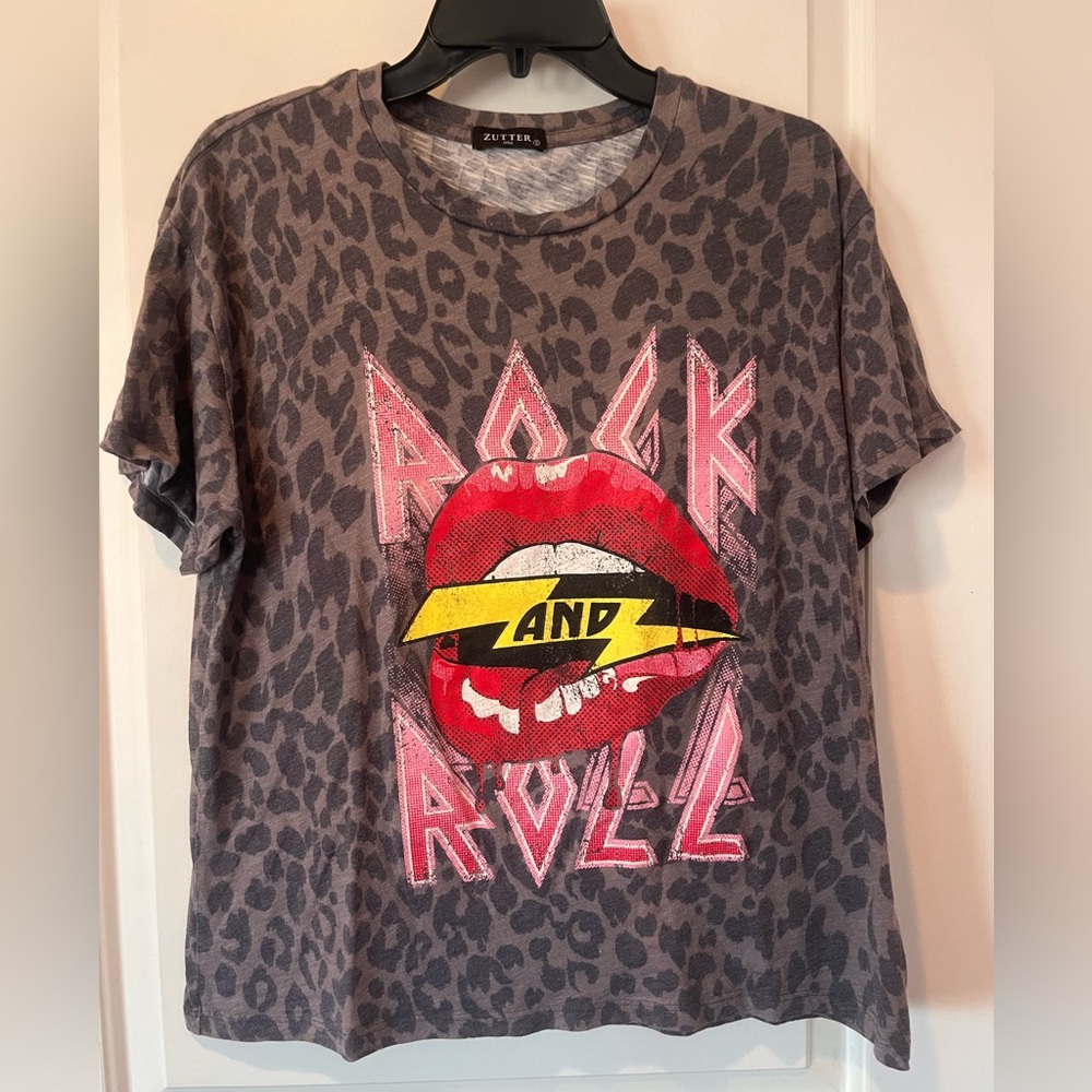Rock and Roll Kiss Lips Gray and Red Short Sleeve Tee Graphic Design - Small